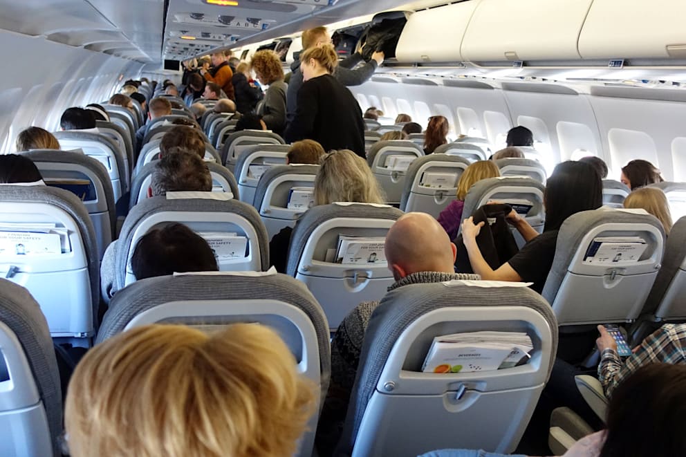 Obwohl die Anschnallzeichen noch leuchten, stehen viele Passagiere während des Rollens zum Terminal auf, gehen an die Gepäckfächer