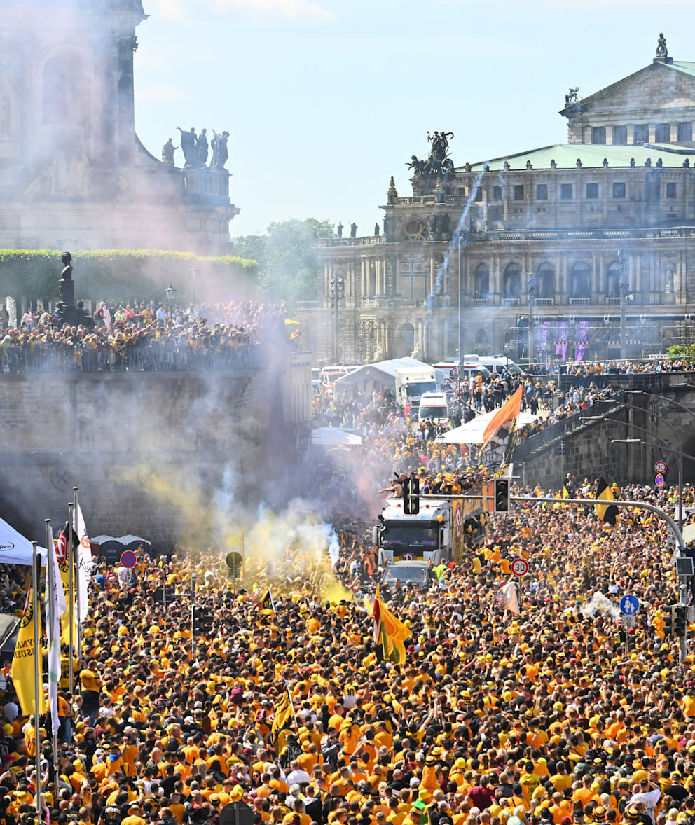 Die Mannschaft stand auf dem Lkw, ließ sich von den Fans feiern