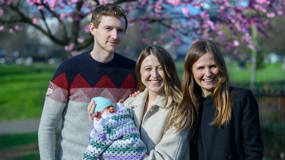 Grace Davidson (36) mit ihrem Wunsch-Baby, ihrem Mann Angus (37) und ihrer Schwester Amy (42), die selbst zweifache Mutter ist und sich ihre Gebärmutter entnehmen ließ