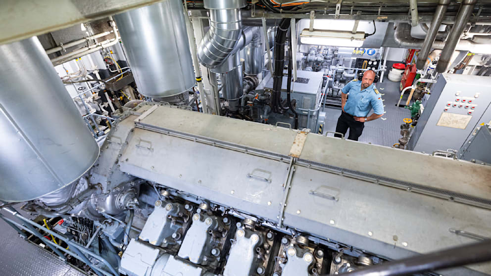 Michael an seinem Arbeitsplatz unter Deck: Er ist als Antriebsmeister für den 12-Zylinder-Diesel des Marine-Schiffs verantwortlich