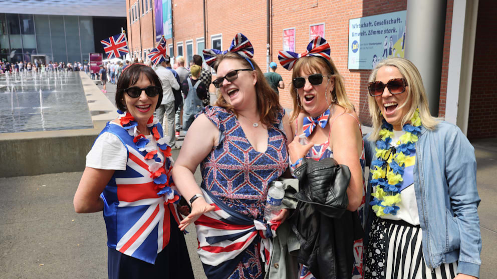 Drücken sichtbar England die Daumen: Ali (58), Tracy (52), Nicola (55) und Anna (53, v.l.) aus Brighton