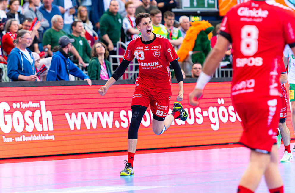 Marian Michalczik (l.) und Renars Uscins (r.) können Melsungens Dainis Kristopans nicht stoppen
