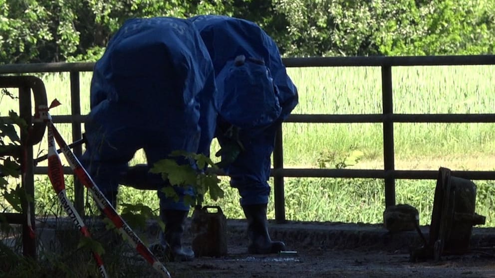 Insgesamt wurden weiße 44 Kanister von den Einsatzkräften abtransportiert