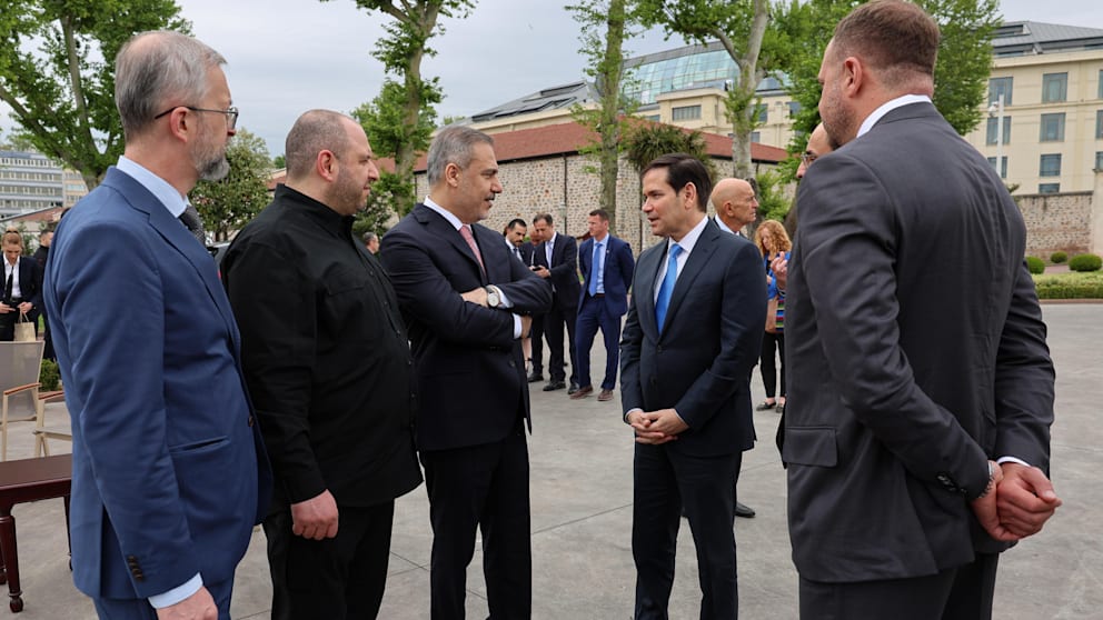 US-Außenminister Marco Rubio (Mitte) ist in Istanbul eingetroffen. Hier spricht er vor Beginn der offiziellen Verhandlungen mit Türkei-Außenminister Hakan Fidan (3.v.l.), Ukraines Verteidigungsminister Rustem Umjerow (2.v.l.), sowie weiteren Mitgliedern der türkischen und ukrainischen Delegation