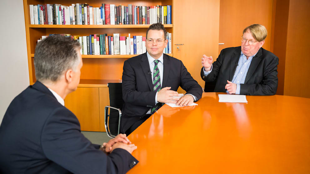 Thorsten Frei (v.l.) empfing die BILD-Redakteure Florian Kain und Burkhard Uhlenbroich in seinem neuen Büro im Kanzleramt