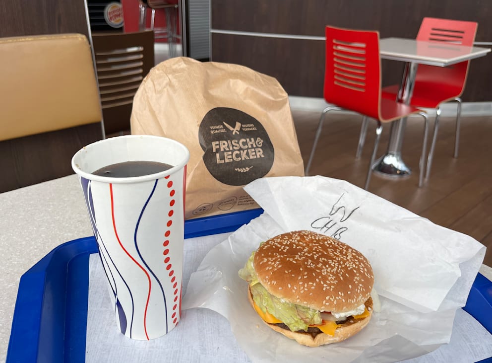 In der Filiale in Schweitenkirchen fällt auf, das auf den Trinkbechern und Verpackungen das bekannte Burger-King-Logo fehlen