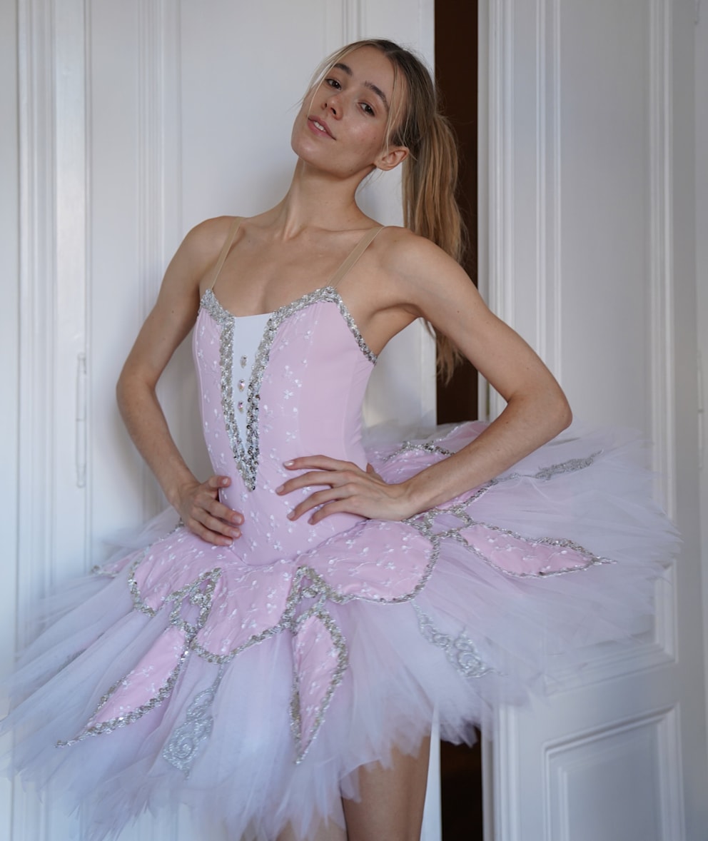 Erotische Fotos und Videos im Ballerina-Kostüm sind das Markenzeichen von Avva aus Wien
