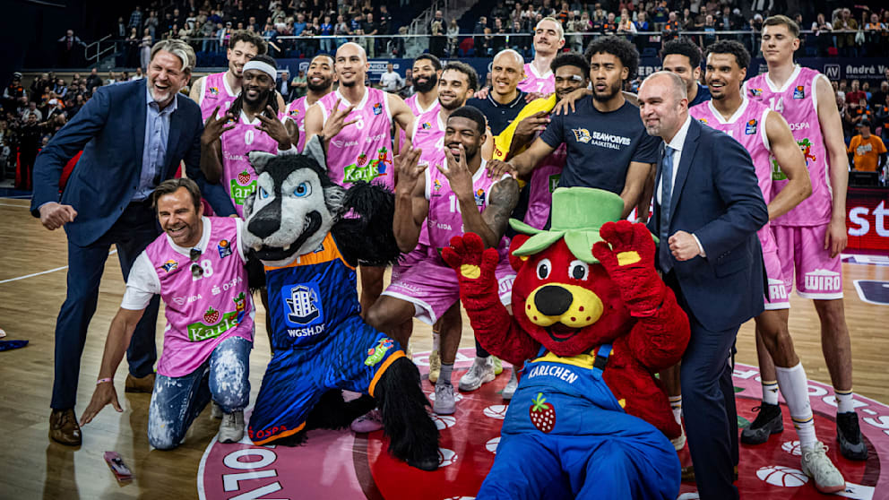 Die Rostock Seawolves spielten Ostern für ihren Sponsor in rosafarbenen Sondertrikots
