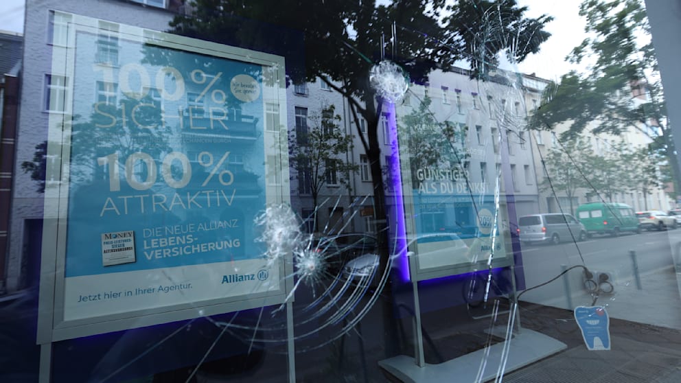 Die Täter hinterließen auch mehrere Schusslöcher in der Scheibe der Allianz-Filiale