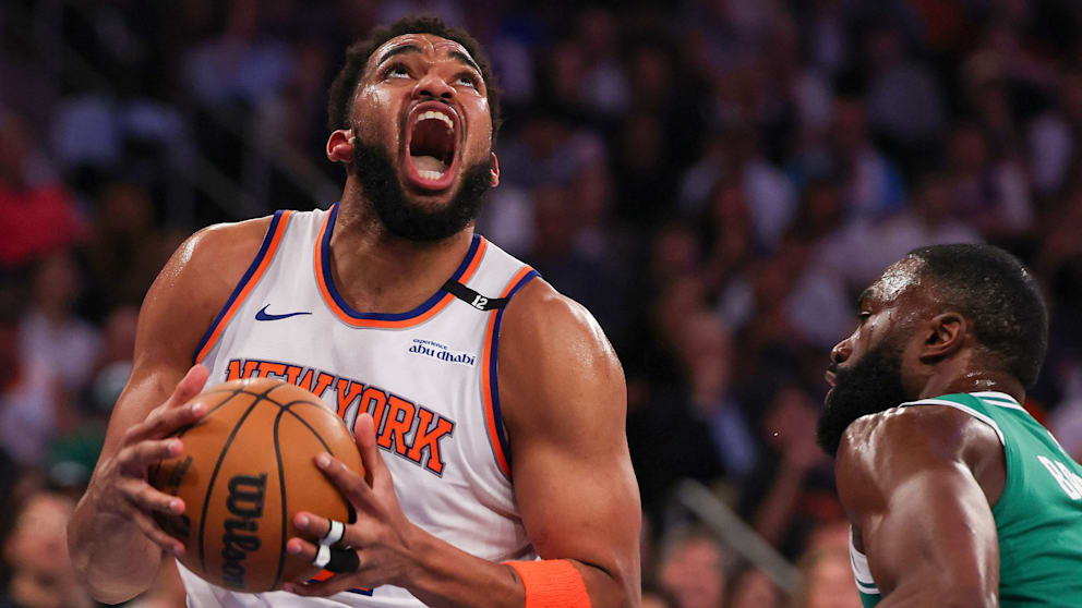 Kraftvoll zum Korb: Knicks-Star Karl-Anthony Towns (29/l.) zieht an Jaylen Brown (28) vorbei