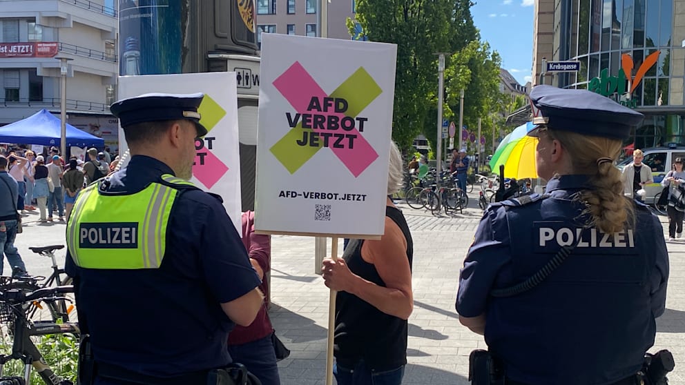 Die Polizei sicherte die Demonstrationen in Dutzenden Städten