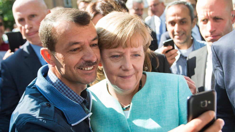 Das Selfie mit einem Flüchtling 2015 wurde als weltweite Einladung Deutschlands an Migranten betrachtet