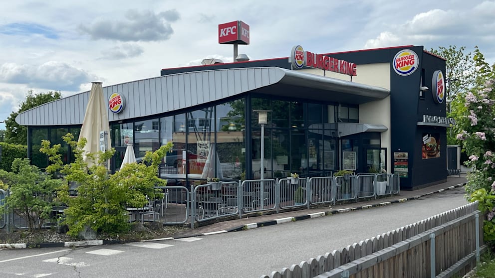 Der falsche Burger King an der A9. Dahinter gibt es noch einen echten KFC