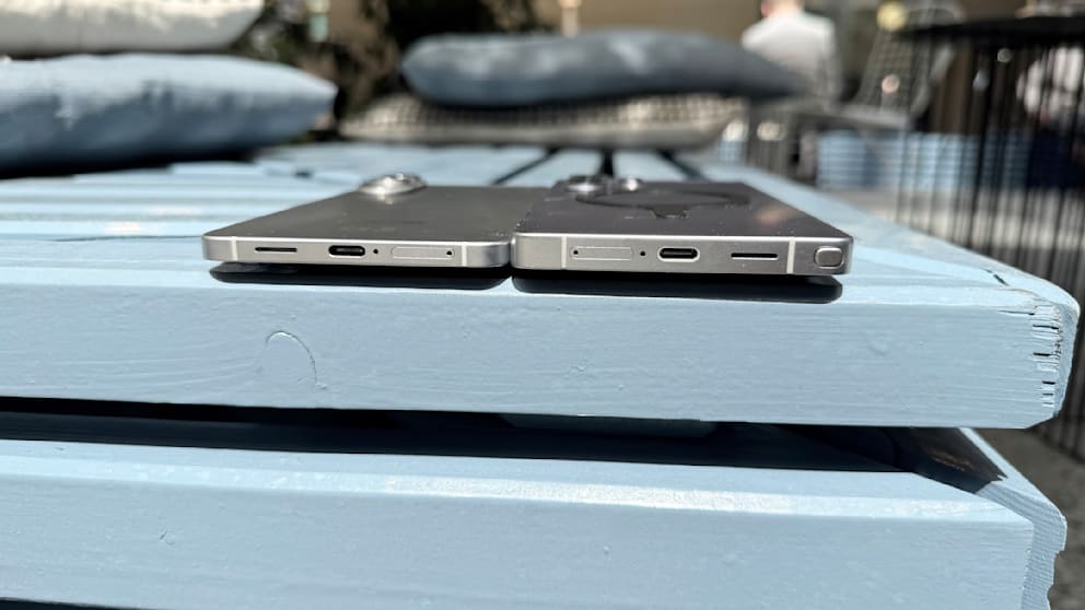 Links das neue Samsung Galaxy S25 Edge (Dicke: 5,8 mm), rechts das Galaxy S25 Ultra (8,2 mm).