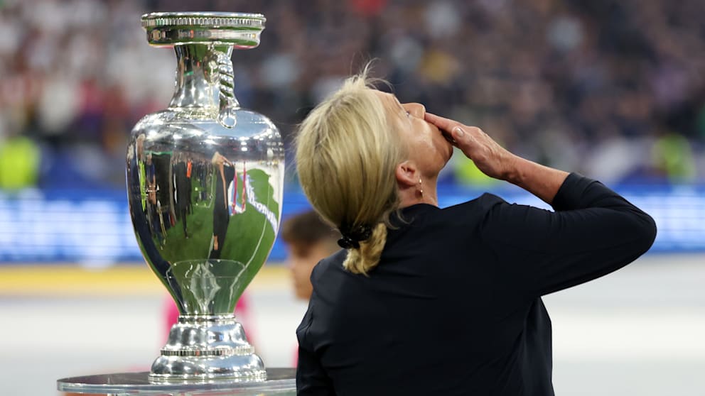 Die Geste, die Millionen TV-Zuschauer rührte: Heidi Beckenbauer schickte im Juni 2024 ihrer verstorbenen Lebensliebe Franz Beckenbauer bei der EM-Eröffnung in der Münchner Allianz-Arena einen Kuss in den Himmel