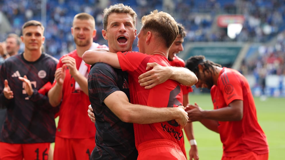 Thomas Müller und Joshua Kimmich feiern vor den Fans