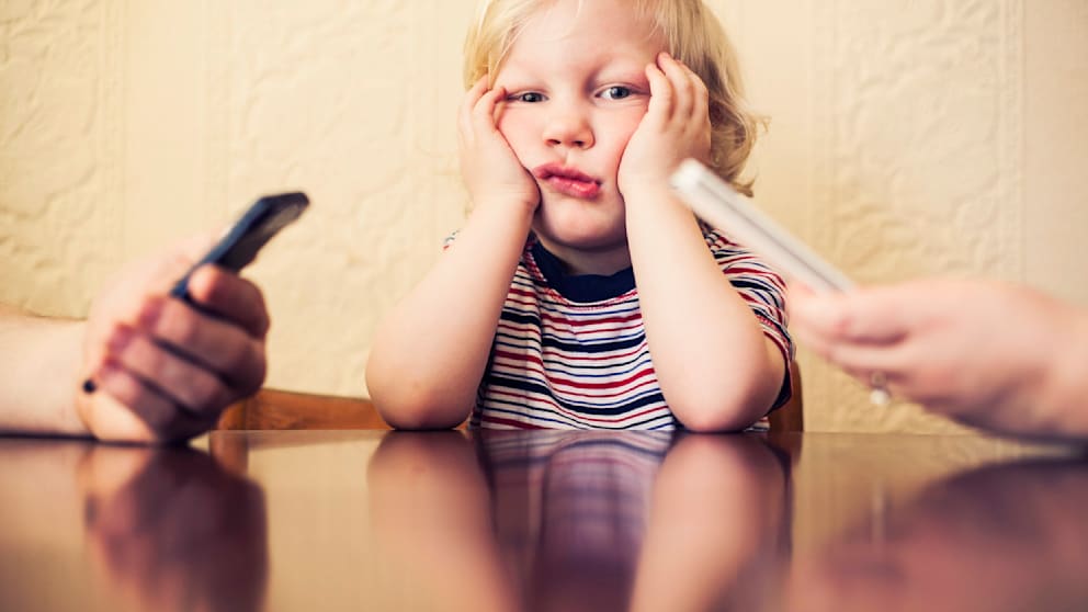 Viele Eltern hängen den Tag über stundenlang am Handy und verpassen dabei die vielleicht wichtigste und schönste Zeit im Leben ihrer Kinder