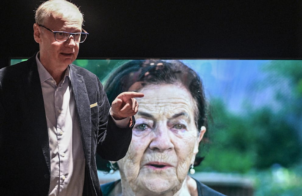 Auch Günther Jauchs gute Freundin Eva Erben, eine 94 Jahre alte Holocaust-Überlebende, ist in der Ausstellung zu sehen. Als Zeitzeugin schildert sie ihre bedeutenden Erinnerungen aus erster Hand