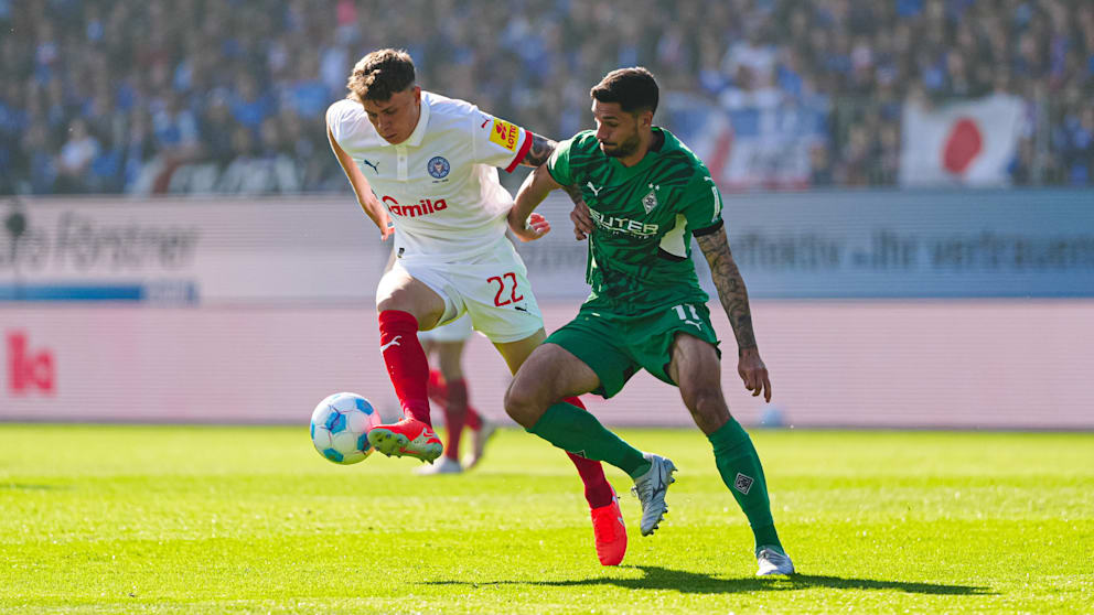 Volle Kraft voraus! Nicolai Remberg (l.) ist in dieser Szene eher am Ball als Tim Kleindienst (r.), bremst Gladbachs Nationalstürmer aus