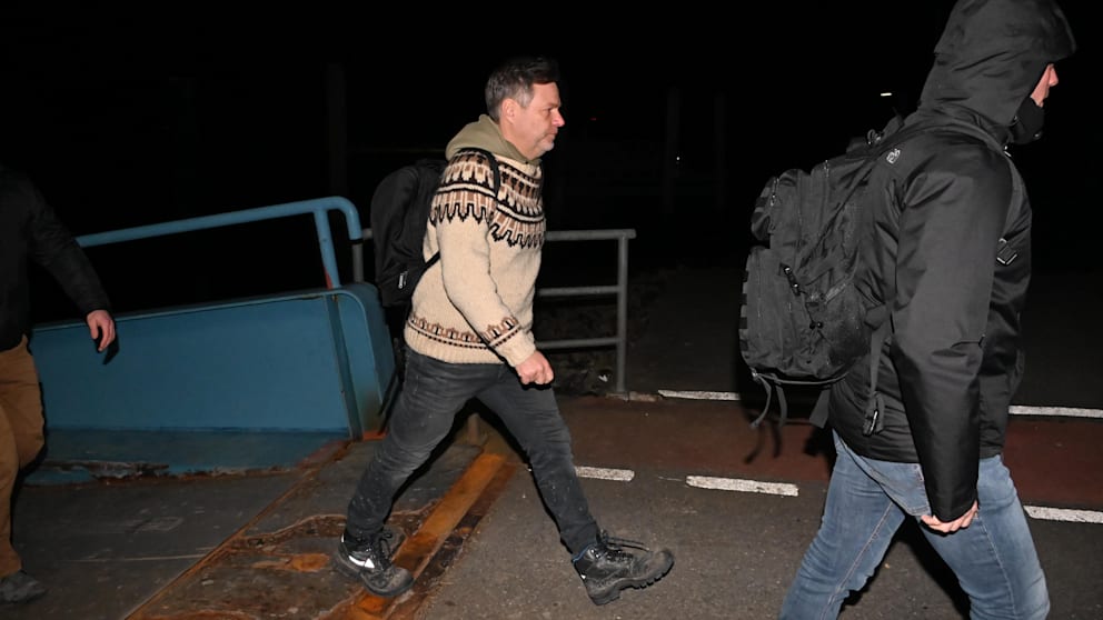 Genervt verließ Wirtschaftsminister Robert Habeck (55, Grüne) erst in der Nacht die Fähre