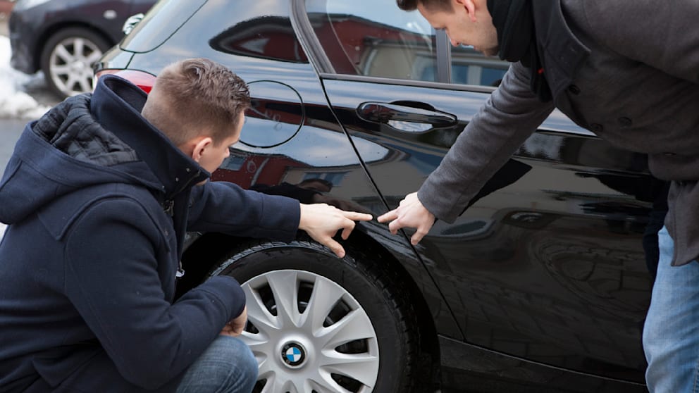 Gebrauchtwagen-Kauf: Gebrauchte zwischen 10.000 und 20.000 Euro werden zu 75 Prozent von Händlern verkauft, teurere Fahrzeuge sogar zu 90 Prozent
