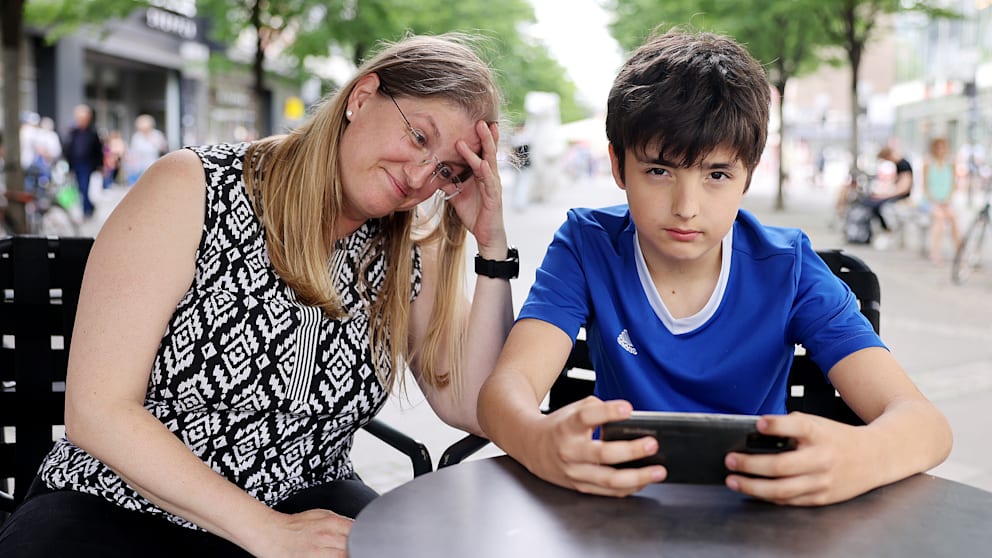 Silvia (45) erlaubt ihrem Sohn Julian insgesamt sechs Stunden Bildschirmzeit: zwei Stunden Handy, zwei Stunden PC und zwei Stunden Tablet. Der 11-Jährige verdaddelt die Zeit in einer Spiele-App mit seinen Schulfreunden. Er sagt selbst, dass er mit den Beschränkungen „eigentlich ganz gut“ klarkommt