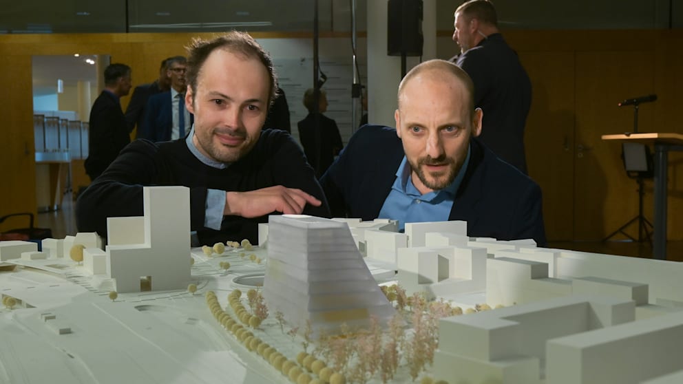 Das von Christoph Richter (l.) und Jan Musikowski entworfene Zukunftszentrum Deutsche Einheit und Europäische Transformation erinnert an einen Hochseedampfer. Die beiden Architekten lassen aber auch andere Assoziationen gelten. Etwa Berg, Zelt oder Turm