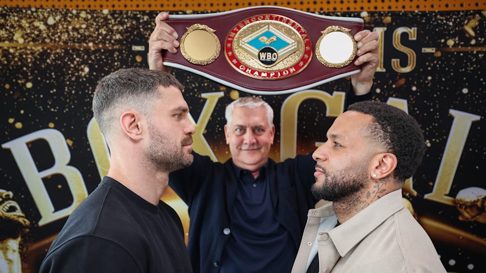 Die Cruisergewichtler Roman Fress (l.) und Michael Seitz (R.) posieren vor ihrem WBO-InterConti-Duell mit Promoter Ulf Steinforth