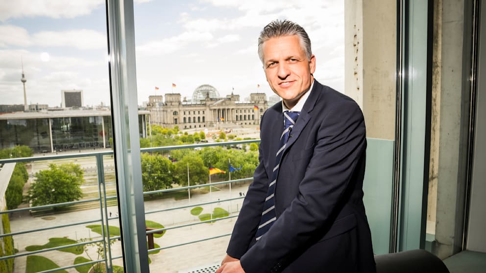 Thorsten Frei hat in seinem Büro Ausblick auf Fernsehturm und Reichstag