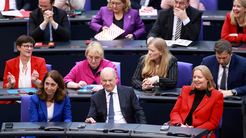 Neue Rolle! Olaf Scholz (66) neben den Abgeordneten-Kolleginnen Bärbel Bas (56, re.) und Aydan Özoğuz (57, alle SPD)