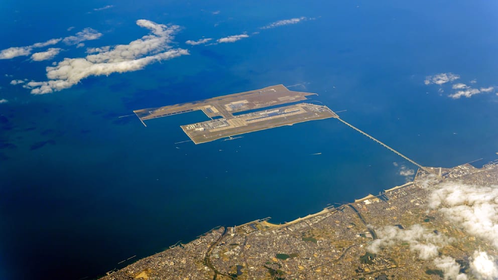 Die Flughafen-Insel ist 4 km lang und 1,2 km breit und wurde mit 430 Millionen m³ Lehm aufgeschüttet