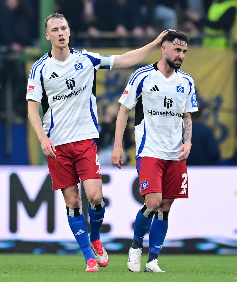 Marco Richter (27) wird von HSV-Kapitän Sebastian Schonlau (30) getröstet