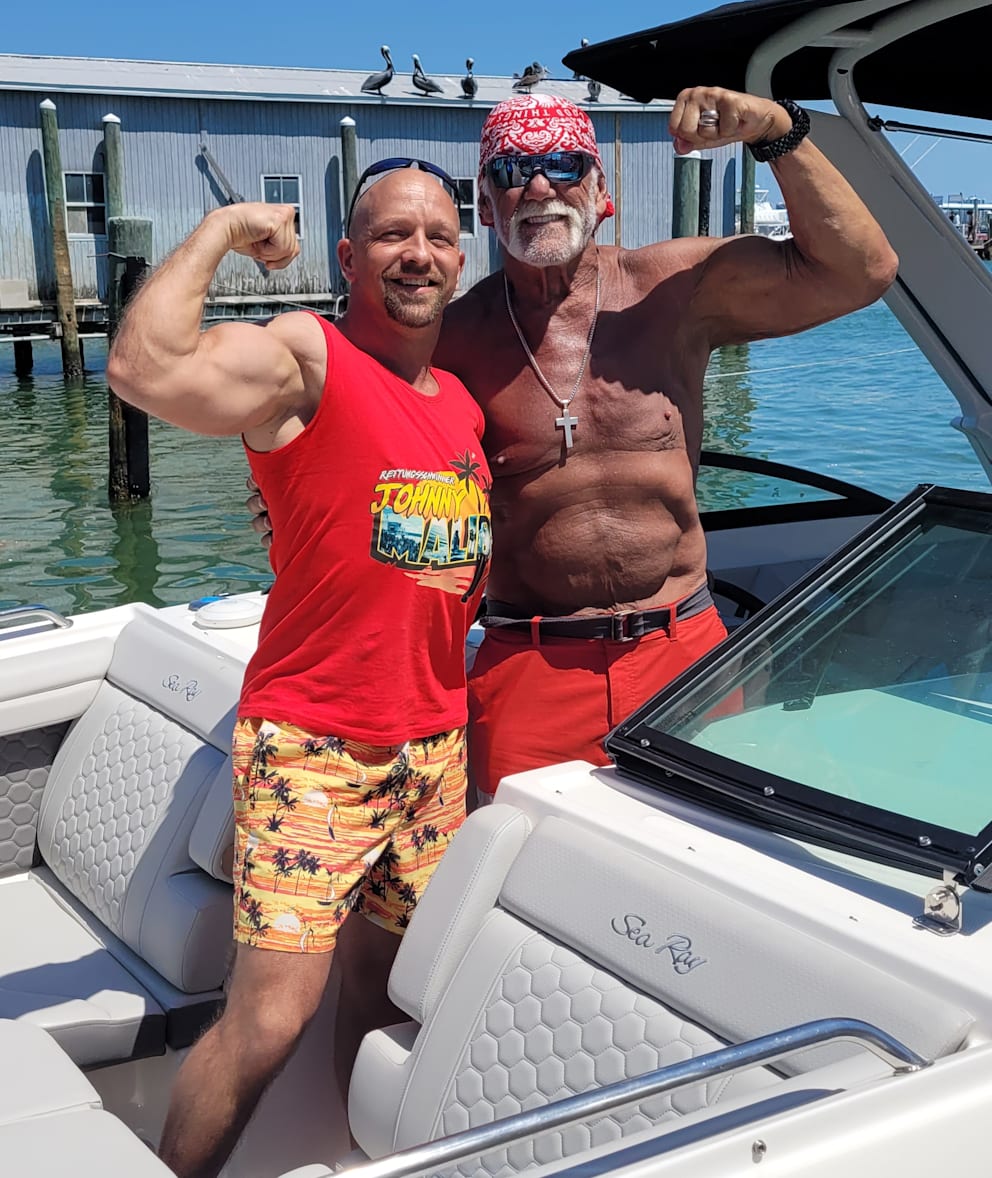 Bei einem Besuch in Florida traf Malibu Wrestling-Legende Hulk Hogan (71)