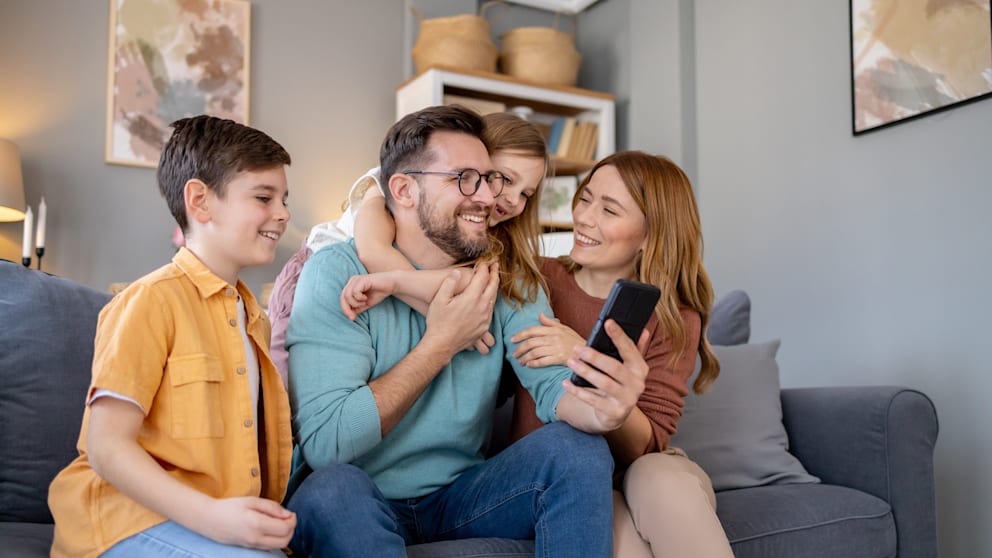 Eine vierköpfige Familie kann beim Handy-Tarif mit einem Karten-Trick über 1450 Euro pro Jahr sparen