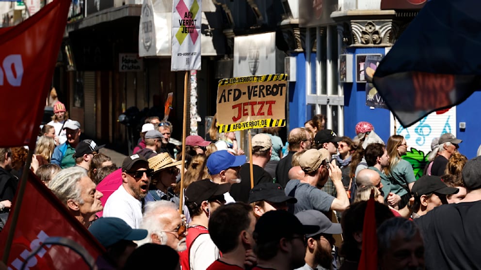 In Hamburg versammelten sich etwa 1.000 Teilnehmer unter dem Motto „AfD-Verbot jetzt!“