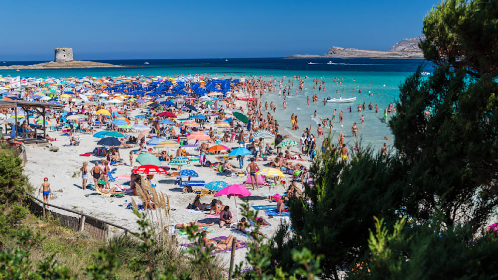 Hübsch, aber leider meist völlig überfüllt: der Strand La Pelosa auf Sardinien