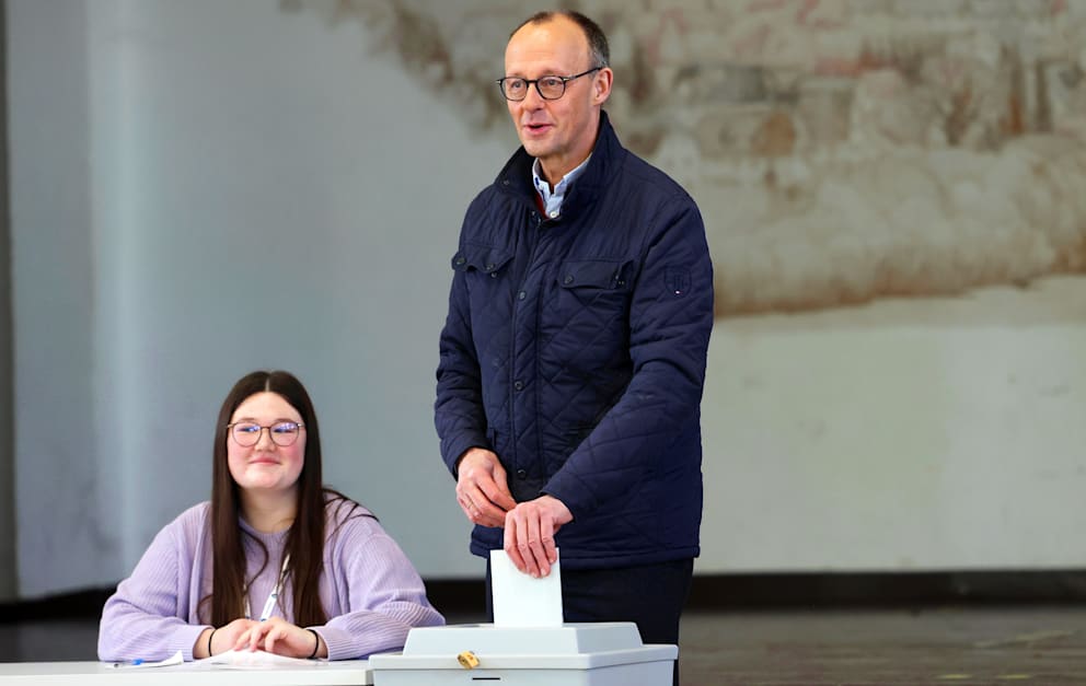 Merz beim Einwerfen des Stimmzettels