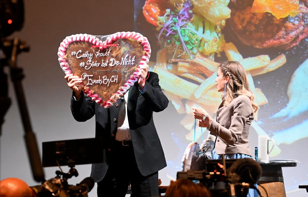 Cathy Hummels ließ Markus Söder ein Schnitzel vom asiatischen Heilpilz mit Gemüse und Petersilienwurzel-Pommes testen. Sein Voting: „Söder isst das nicht“. Sein Kommentar: „Döner macht schöner.“