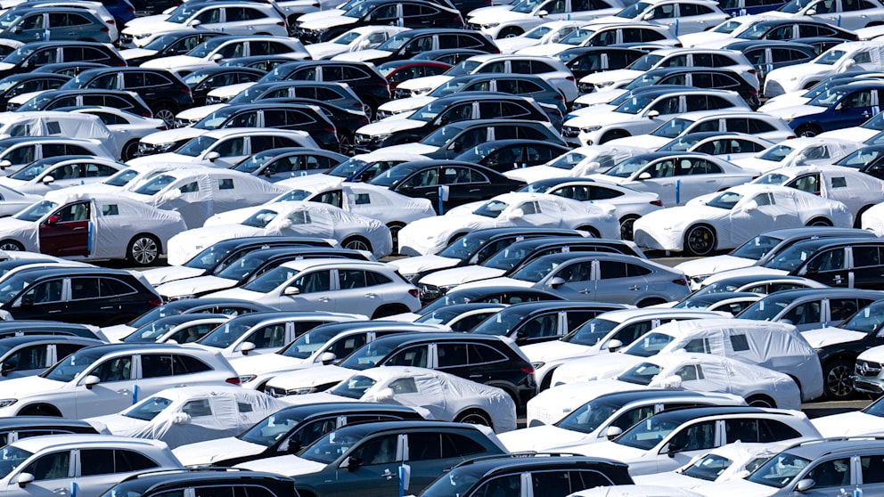 Neuwagen warten BLG Autoterminal Bremerhaven auf ihre Verschiffung in alle Welt. Die Zahl der Elektroauto-Verkäufe nimmt weltweit Fahrt auf