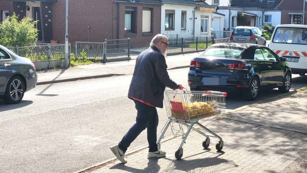 Der Anwohner Roland bringt im Gegensatz zu anderen seinen Wagen immer wieder zurück