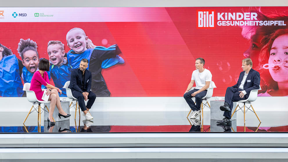 Bewegung muss Spaß machen, darüber waren sich BILD-Ressortleiterin Stefanie May, Leon Ries, Hannes Wolf, Schulleiter André Szymkowiak einig (v. l.)
