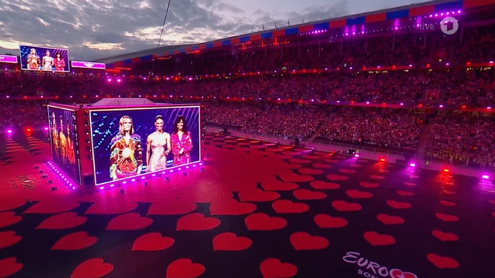 Küsschen für die ESC-Fans im ersten Halbfinale am Dienstag: Céline Dion (57) taucht plötzlich auf der großen Leinwand auf, wirft ein Küsschen ins Publikum