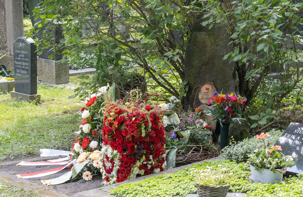 Nach der Gedenkfeier wurden am Grab von Peter Sodann auf dem Friedhof Stadtgottesacker Blumen niedergelegt