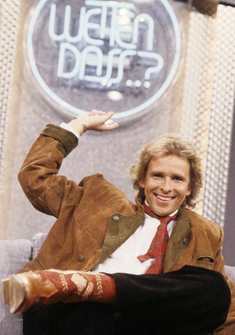 1987: Thomas Gottschalk (damals 37) in seiner bekanntesten Show „Wetten, dass..?“, die er – mit Unterbrechungen – in 154 Ausgaben über 36 Jahre moderierte