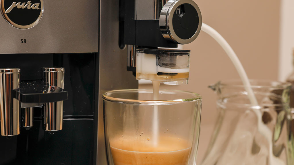 Bestenliste Kaffeevollautomaten: Jura E8 Milchschaum