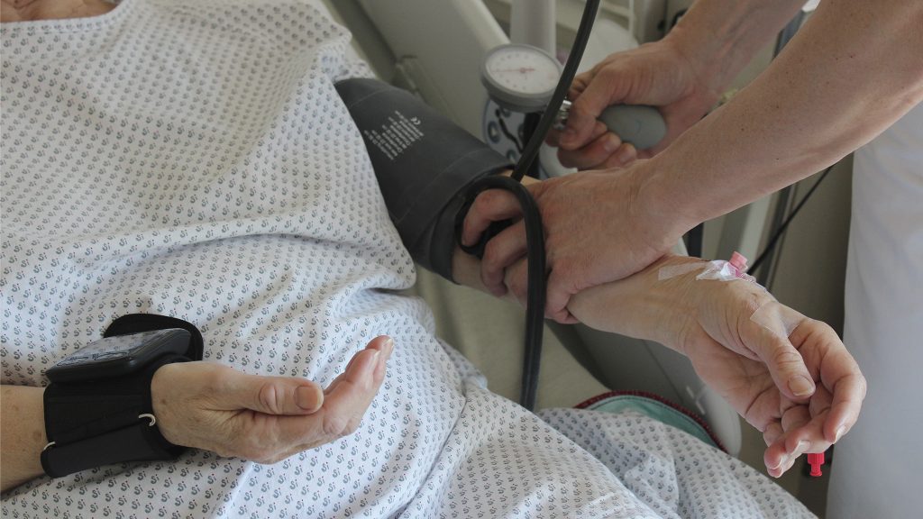 In der Schön Klinik Neustadt traten die Blutdruckmanschetten gegen eine Manschette aus dem Krankenhausbetrieb an.