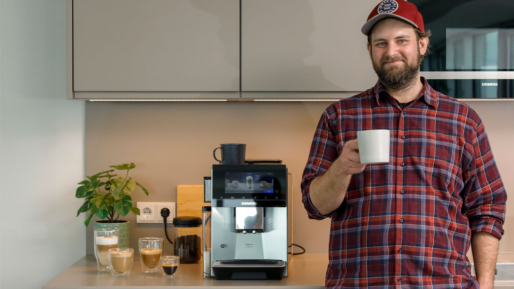 Bestenliste Kaffeevollautomaten: Redakteur mit Testsieger