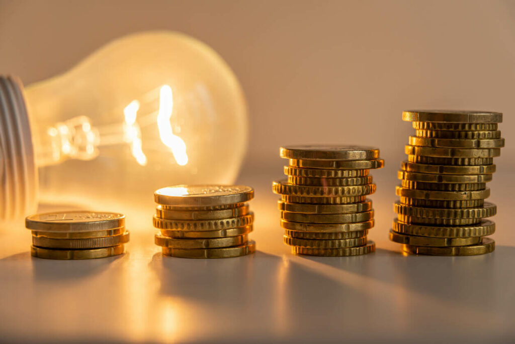 Glühbirne mit Geld