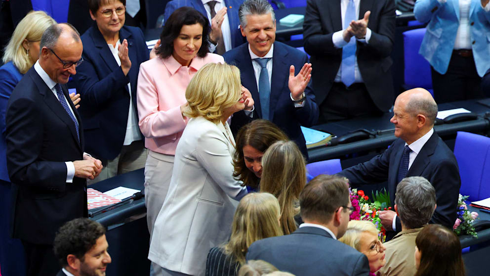 Nach ihrer Wahl zur Bundestagspräsidentin gratulierte Scholz Julia Klöckner (52, CDU)