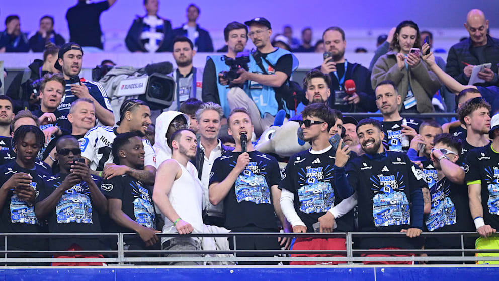 Nach dem Fürth-6:1 und dem Bundesliga-Aufstieg wandte sich HSV-Kapitän Sebastian Schonlau (30, in der Mitte mit Mikro) vom VIP-Balkon aus an die Fans